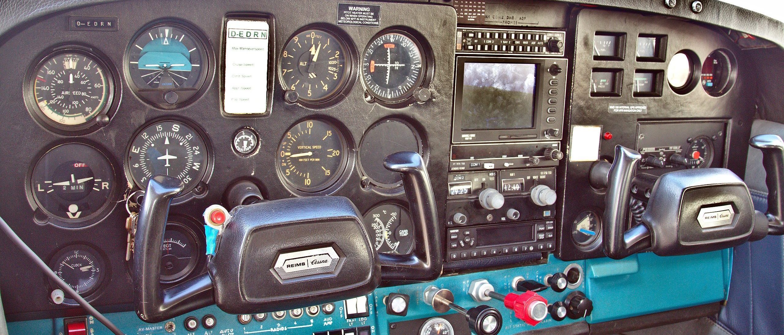 2560px-Cessna_172_D-EDRN_cockpit